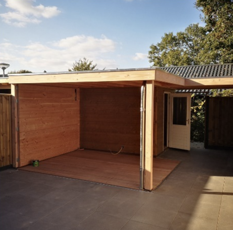 Multifunctionele overkapping met hardhouten vlonder