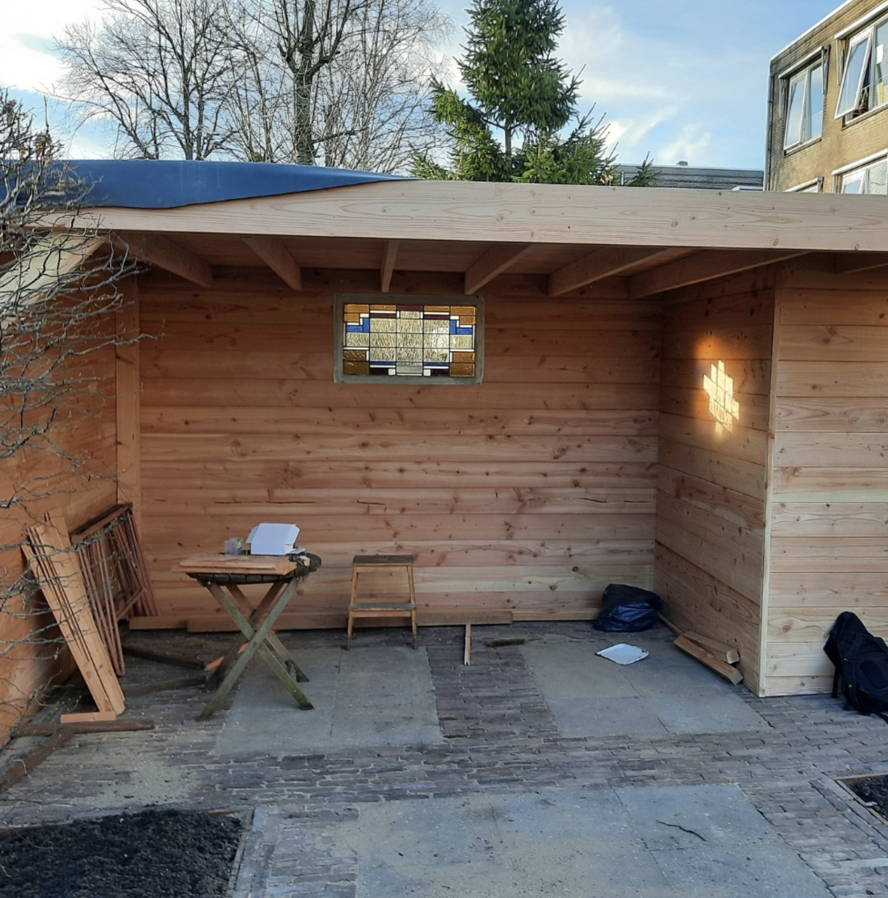 Veranda met glas-in-lood en overkapping